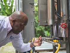 El ingeniero mecánico Agustín Valverde se ha destacado por innovar y dar respuestas, desde su profesión, a los desafíos agrícolas del departamento.